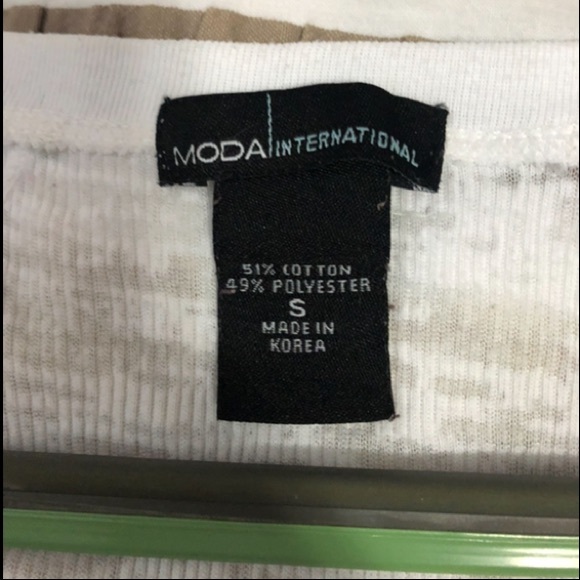 White short sleeve top🤍 - Picture 4 of 5